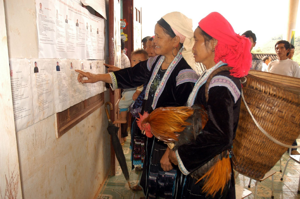 Cử tri xã Sùng Phài, huyện Tam Đường (tỉnh Lai Châu) tìm hiểu tiểu sử các ứng cử viên trước khi bỏ phiếu bầu đại biểu Quốc hội khóa XIII và đại biểu HĐND các cấp nhiệm kỳ 2011-2016. (Ảnh: Nguyễn Công Hải/TTXVN)