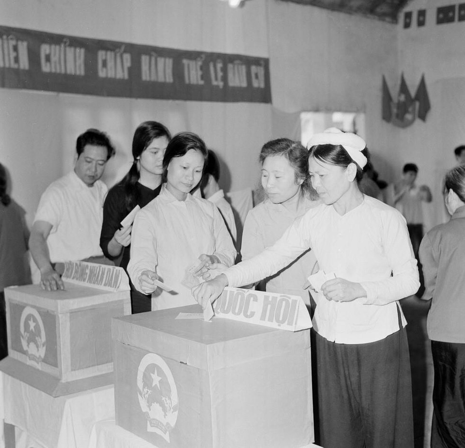 Nhân dân tập thể Kim Liên, Hà Nội bỏ phiếu bầu cử đại biểu Quốc hội khóa V. (Ảnh: TTXVN)