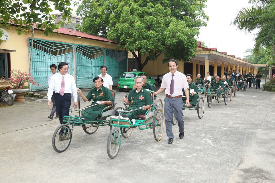 Các thương binh đang điều dưỡng tại Trung tâm điều dưỡng thương binh Duy Tiên (tỉnh Hà Nam) bầu cử đại biểu Quốc hội khóa XIV. (Ảnh: Quốc Khánh/TTXVN)