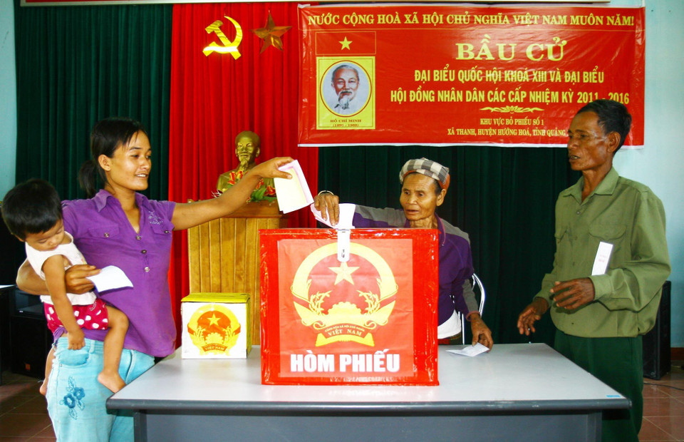 Cử tri huyện Hướng Hóa, Quảng Trị bỏ phiếu bầu đại biểu Quốc hội khóa XIII và đại biểu HĐND các cấp nhiệm kỳ 2011-2016. (Ảnh: Hồ Cầu/TTXVN)