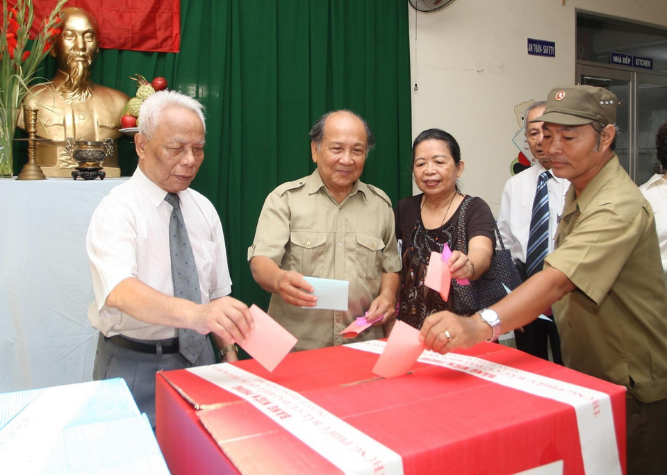 Cử tri bỏ phiếu bầu đại biểu Quốc hội khóa XIII và đại biểu HĐND các cấp nhiệm kỳ 2011-2016 tại đơn vị bầu cử số 7, khu vực Phú Mỹ Hưng (TP HCM). (Ảnh: Quang Nhựt/TTXVN)