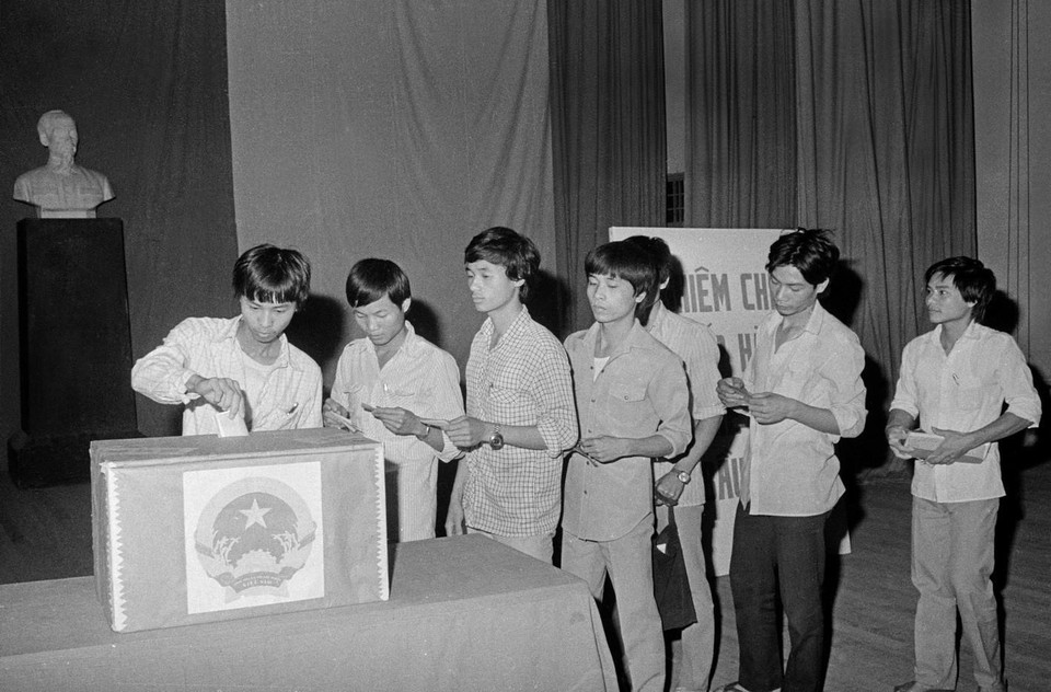 Sinh viên trường Đại học Bách khoa Hà Nội bỏ phiếu bầu cử đại biểu Quốc hội khóa VIII và HĐND các cấp sáng 19/4/1987. (Ảnh: Đình Trân/TTXVN)