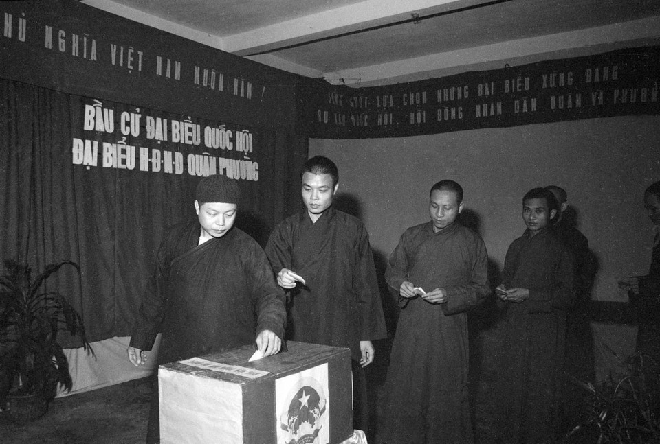 Các tăng ni chùa Quán Sứ, Hà Nội bỏ phiếu bầu đại biểu Quốc hội khóa VIII và HĐND các cấp, ngày 19/4/1987. (Ảnh: Huy Khánh/TTXVN)