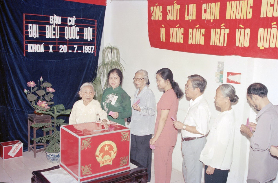 Cử tri phường Đồng Xuân (Hoàn Kiếm, Hà Nội) bỏ phiếu bầu cử đại biểu Quốc hội khóa X. (Ảnh: Trần Tuấn/TTXVN)