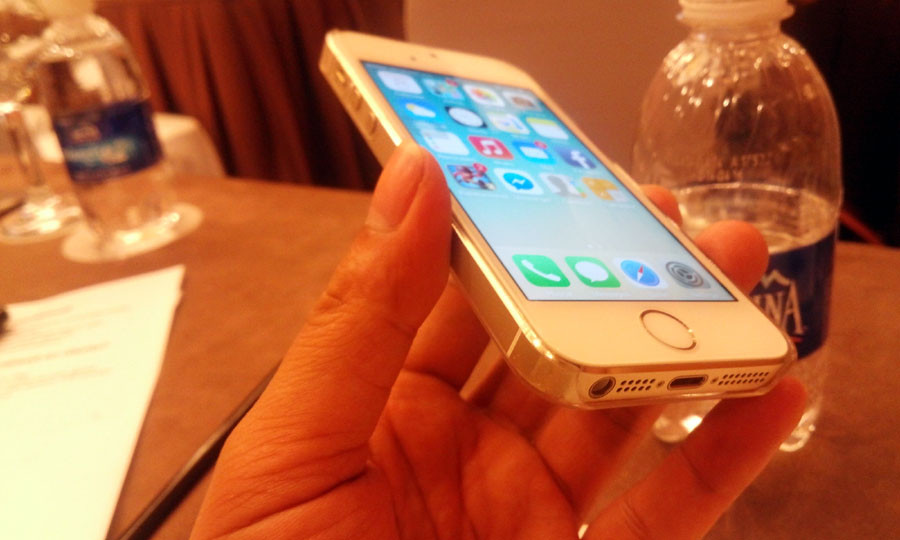 Cho dù không còn mới mẻ như các sản phẩm mới ra khác, song iPhone 5S vẫn là sự lựa chọn số một ở phân khúc trên 10 triệu đồng. (Nguồn: T.H/Vietnam+)