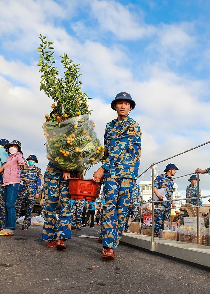 Vận chuyển hàng Tết ra đảo. (Ảnh: Nguyễn Cúc/TTXVN)