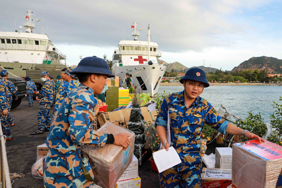 Vận chuyển hàng Tết ra đảo. (Ảnh: Nguyễn Cúc/TTXVN)