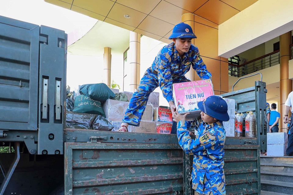 Đón Tết Nguyên đán Quý Mão 2023, các chuyến tàu của Vùng 4 Hải quân mang hàng hóa là nhu yếu phẩm phục vụ quân dân trên các đảo và điểm đóng quân thuộc huyện đảo Trường Sa.(Ảnh: Nguyễn Cúc/TTXVN)