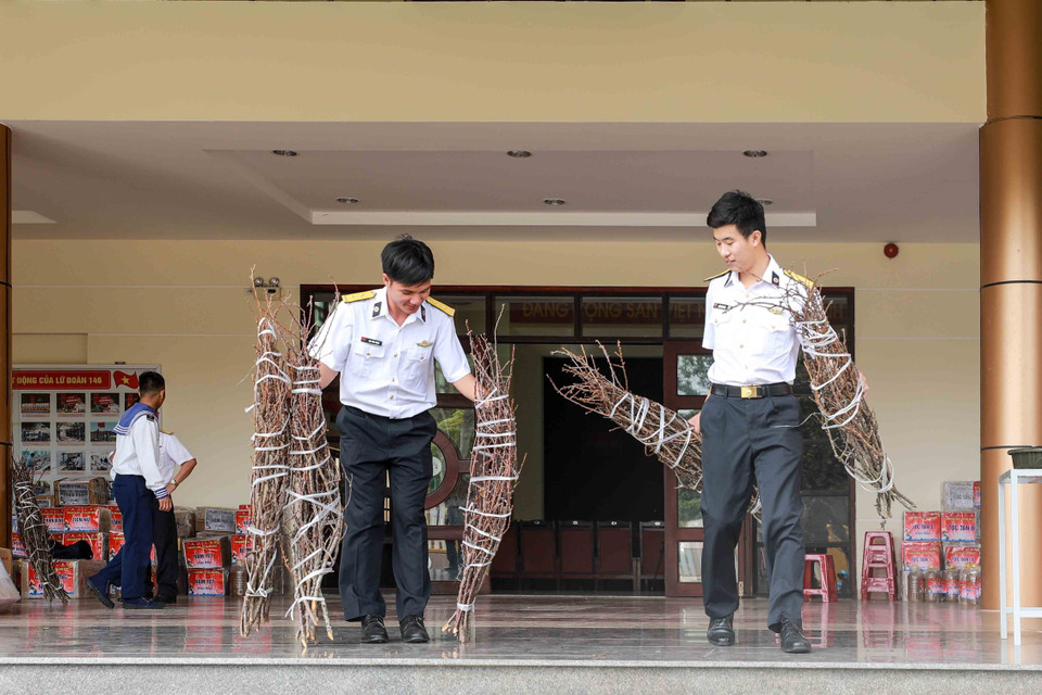 Vận chuyển hàng Tết ra đảo. (Ảnh: Nguyễn Cúc/TTXVN)
