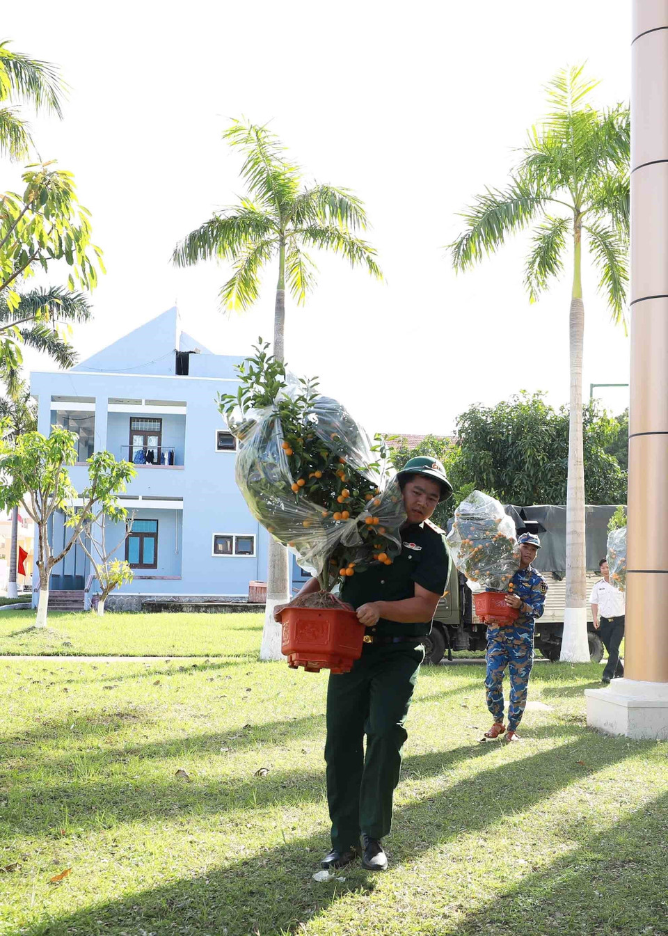 Vận chuyển hàng Tết ra đảo. (Ảnh: Nguyễn Cúc/TTXVN)