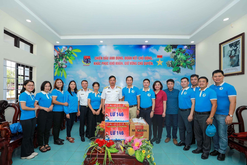 Lãnh đạo Vùng 4 Hải quân nhận quà tặng Tết. (Ảnh: Nguyễn Cúc/TTXVN)