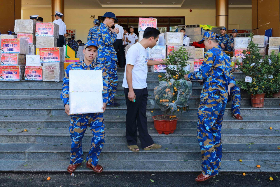 Vận chuyển hàng Tết ra đảo. (Ảnh: Nguyễn Cúc/TTXVN)