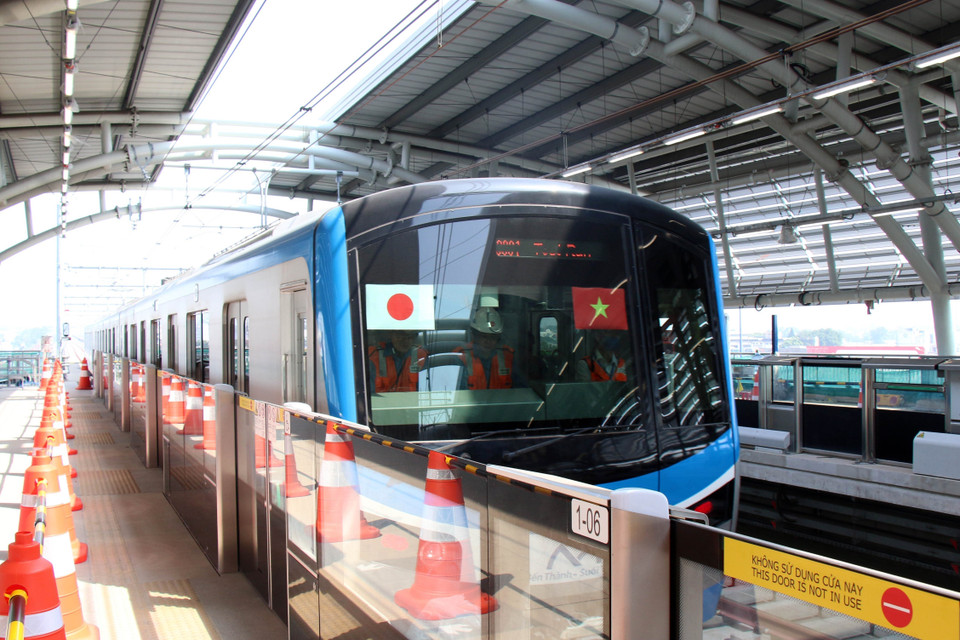Tàu metro số 1 chính thức chạy thử nghiệm đoạn trên cao. (Ảnh: Tiến Lực/TTXVN)