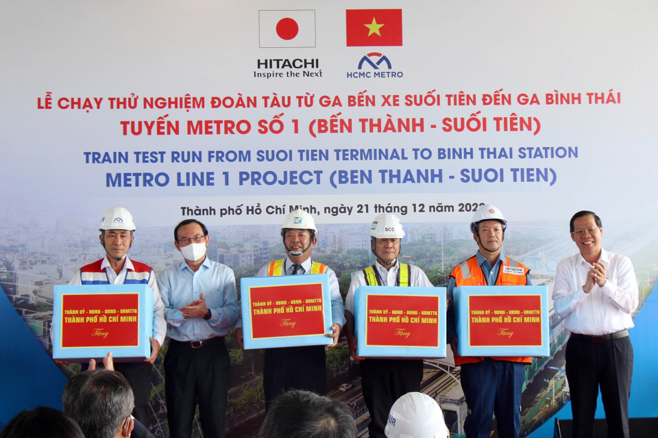 Lãnh đạo Thành phố Hồ Chí Minh tặng quà cho đại diện chủ đầu tư, đơn vị tư vấn và nhà thầu. (Ảnh: Tiến Lực/TTXVN)