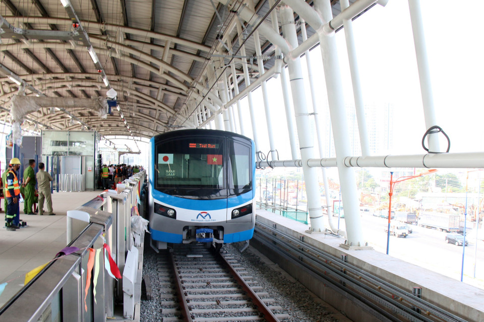 Tàu metro số 1 dừng ở ga Bình Thái. (Ảnh: Tiến Lực/TTXVN)