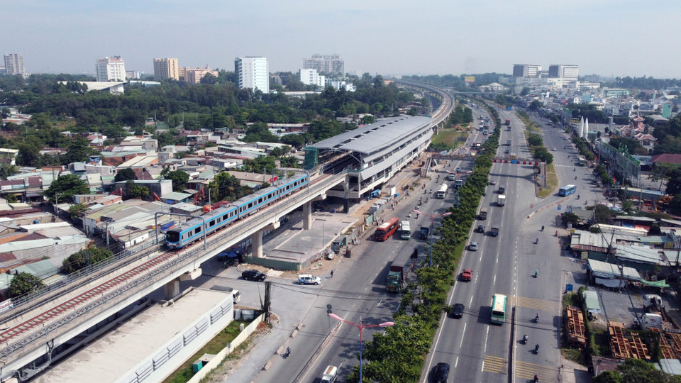Tàu metro số 1 chạy thử nghiệm đoạn trên cao. (Ảnh: Quang Châu/TTXVN)