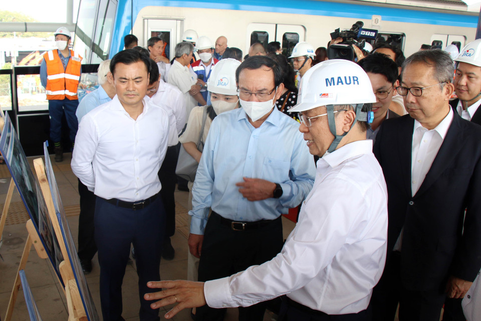 Bí thư Thành ủy Thành phố Hồ Chí Minh Nguyễn Văn Nên và Đại sứ Đặc mệnh toàn quyền Nhật Bản tại Việt Nam Yamada Takio nghe giới thiệu về các nhà ga metro số 1. (Ảnh: Tiến Lực/TTXVN)