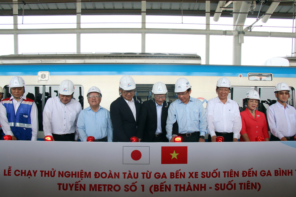 Các đại biểu thực hiện nghi thức chạy thử nghiệm đoạn trên cao tuyến metro số 1. (Ảnh: Tiến Lực/TTXVN)