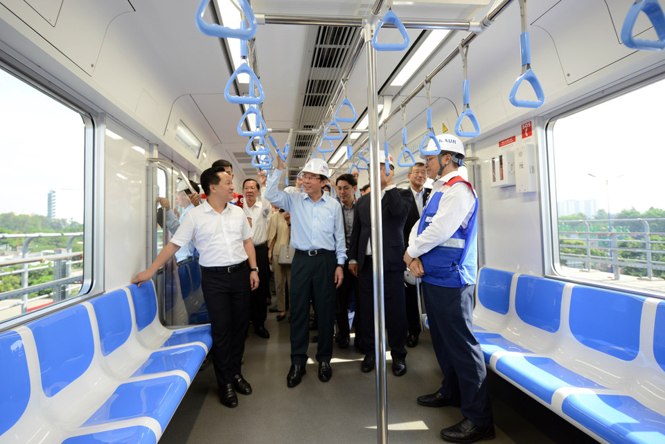 Lãnh đạo Thành phố Hồ Chí Minh trải nghiệm tàu metro số 1. (Ảnh: Tiến Lực/TTXVN)