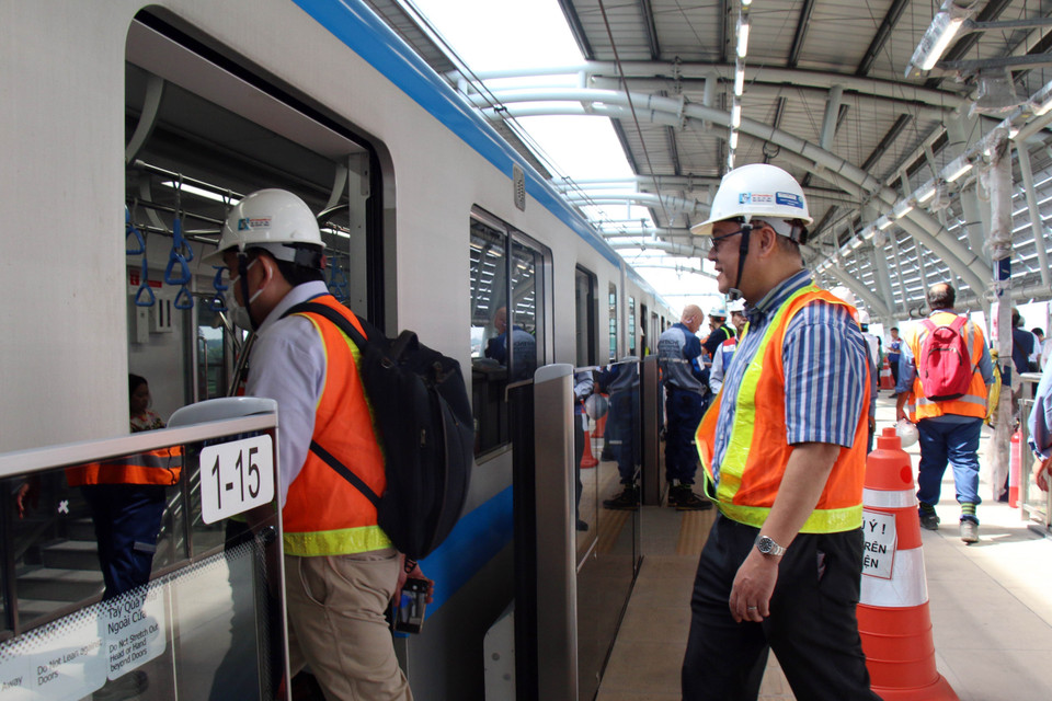 Hành khách lên tàu metro số 1 tại ga Khu Công nghệ cao. (Ảnh: Tiến Lực/TTXVN)