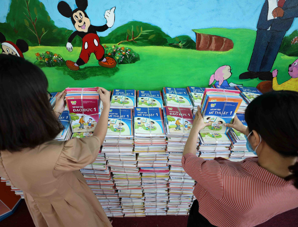 Sách giáo khoa mới cho lớp 1 được các nhà trường chuẩn bị đầy đủ, kịp thời tới tay phụ huynh và học sinh. (Ảnh: Thanh Tùng/TTXVN)