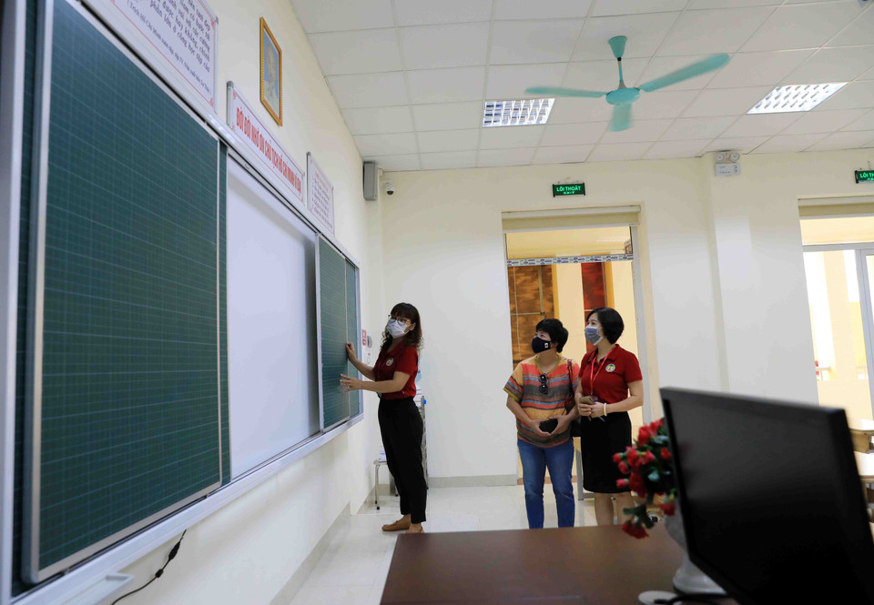 Hệ thống phòng học dành cho học sinh lớp 1 của Trường Tiểu học Tràng An, quận Hoàn Kiếm, được bố trí ngay tại tầng 1 với cơ sở vật chất hiện đại, đồng bộ. (Ảnh: Thanh Tùng/TTXVN)