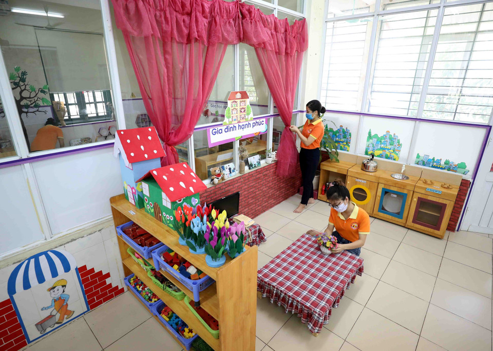 Giáo viên Trường Mầm non Văn Khê, quận Hà Đông, trang trí lớp học, chuẩn bị cho ngày khai giảng năm học mới. (Ảnh: Thanh Tùng/TTXVN)