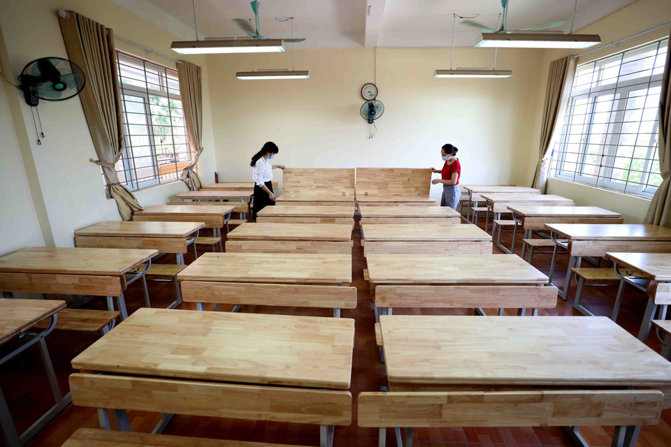 Trường Tiểu học Yên Nghĩa, quận Hà Đông, được thay mới bàn ghế chất lượng để phục vụ học sinh năm học mới. (Ảnh: Thanh Tùng/TTXVN)