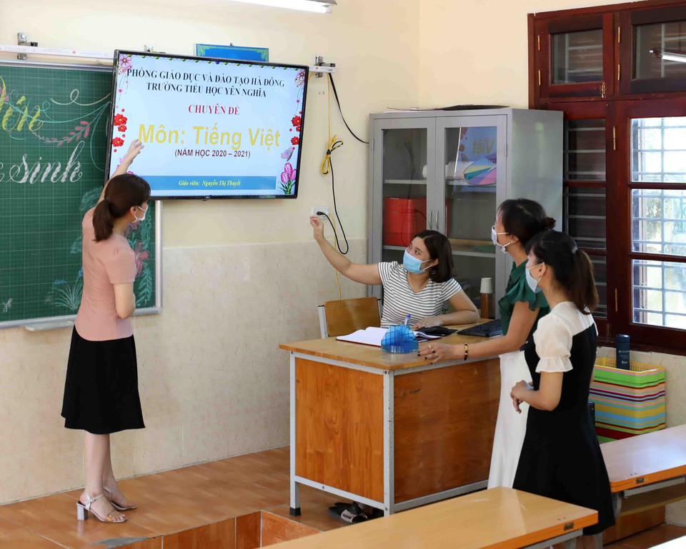 Các lớp học cho học sinh lớp 1 được Trường Tiểu học Yên Nghĩa, quận Hà Đông, trang bị máy tính cấu hình cao và màn hình lớn, đảm bảo việc triển khai SGK mới trong năm học này. (Ảnh: Thanh Tùng/TTXVN)