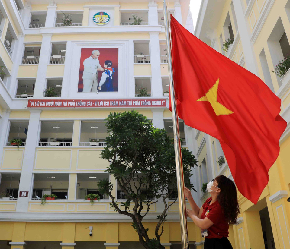 Cờ Tổ quốc tung bay, sẵn sàng chào đón học sinh bước vào một năm học mới. (Ảnh: Thanh Tùng/TTXVN)