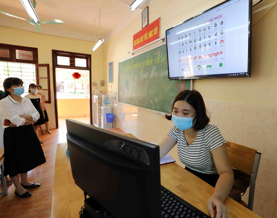 Các lớp học cho học sinh lớp 1 được Trường Tiểu học Yên Nghĩa, quận Hà Đông trang bị máy tính cấu hình cao và màn hình lớn, đảm bảo việc triển khai sách giáo khoa mới trong năm học này. (Ảnh: Thanh Tùng/TTXVN)