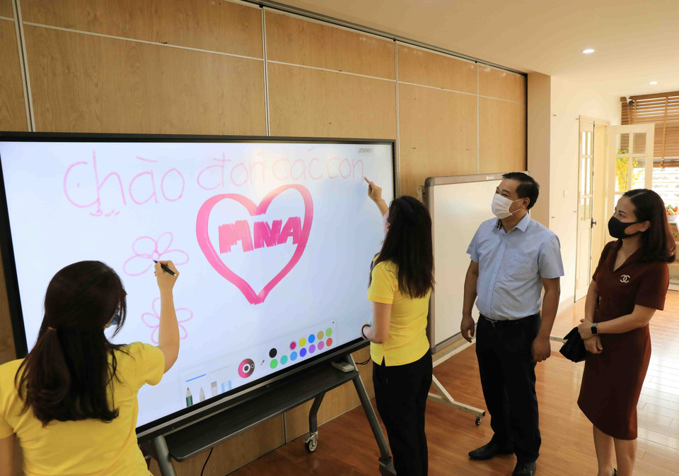 Trường Mầm non A, quận Hoàn Kiếm, được đầu tư bảng tương tác thông minh, tạo điều kiện cho học sinh phát triển tư duy. (Ảnh: Thanh Tùng/TTXVN)