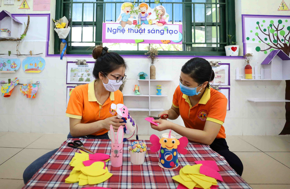 Giáo viên Trường Mầm non Văn Khê, quận Hà Đông, trang trí lớp học, chuẩn bị cho ngày khai giảng năm học mới. (Ảnh: Thanh Tùng/TTXVN)