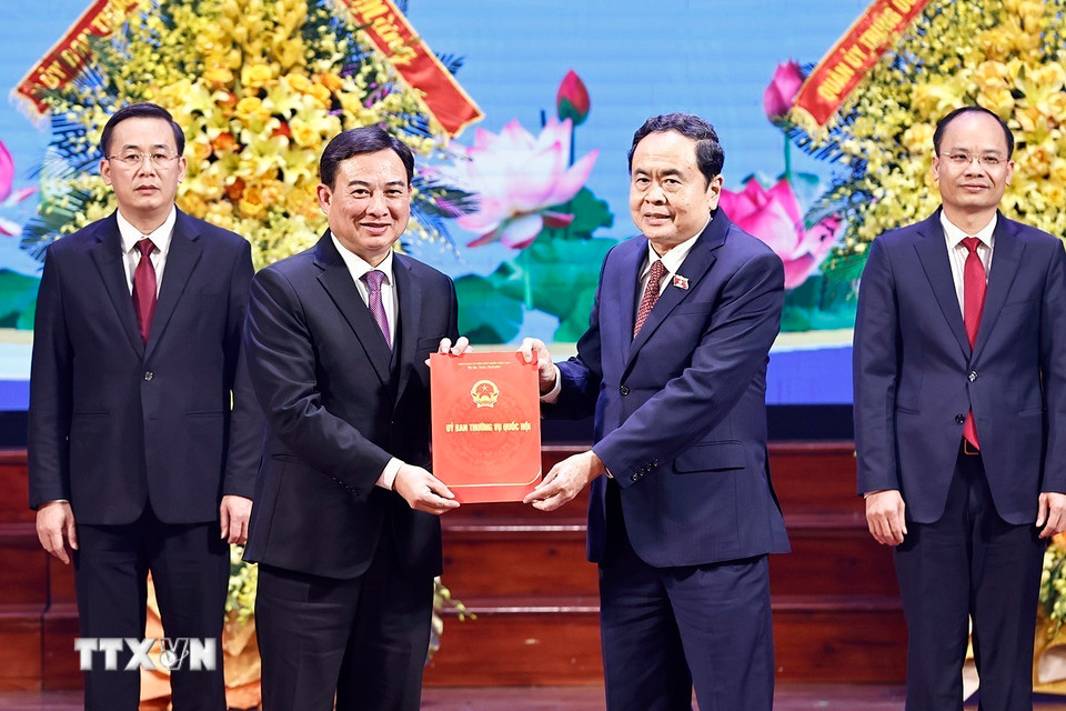 Chủ tịch Quốc hội Trần Thanh Mẫn trao Nghị quyết của Uỷ ban Thường vụ Quốc hội về sắp xếp đơn vị hành chính cấp huyện, cấp xã tỉnh Bắc Giang giai đoạn 2023-2025. (Ảnh: Doãn Tấn/TTXVN)