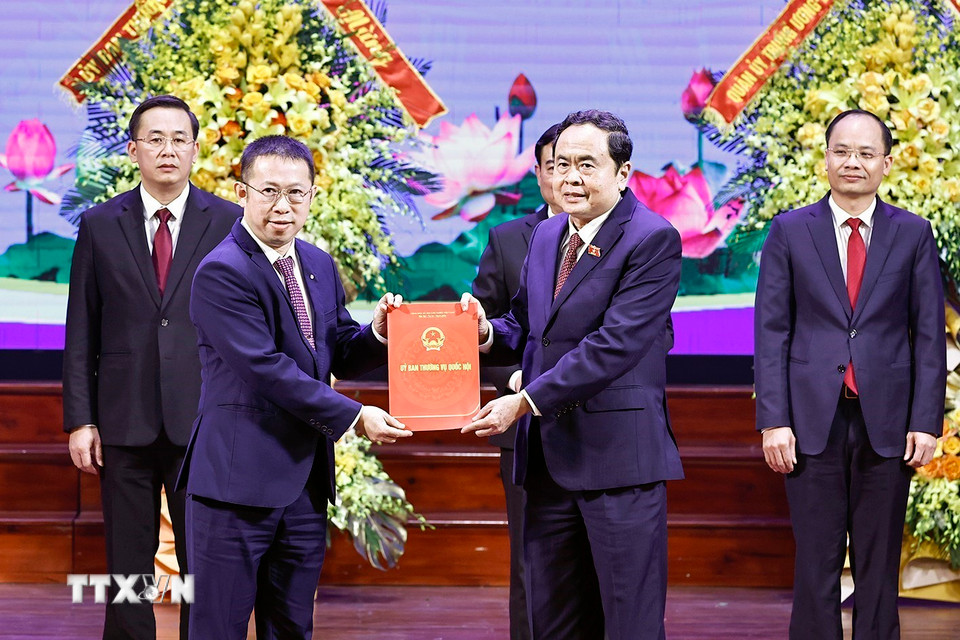 Chủ tịch Quốc hội Trần Thanh Mẫn trao Nghị quyết của Ủy ban Thường vụ Quốc hội về sắp xếp đơn vị hành chính cấp huyện, cấp xã tỉnh Bắc Giang giai đoạn 2023-2025. (Ảnh: Doãn Tấn/TTXVN)