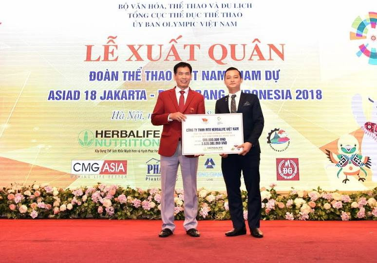 Ông Phạm Tường Huy, Tổng giám đốc Herbalife Việt Nam trao tặng bản tượng trưng giá trị tài trợ cho ông Trần Đức Phấn, Trưởng đoàn, đại diện Đoàn Thể thao Việt Nam