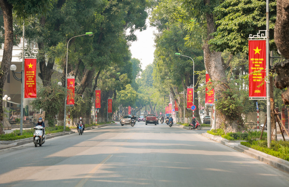 Tuyến phố Lê Hồng Phong (quận Ba Đình) tràn ngập băng rôn đỏ rực cả con phố. (Ảnh: Minh Hiếu/Vietnam+)