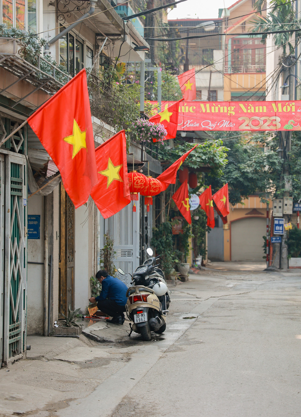 Đâu đó trên phố những người dân hóa vàng cúng tất niên. (Ảnh: Minh Hiếu/Vietnam+)