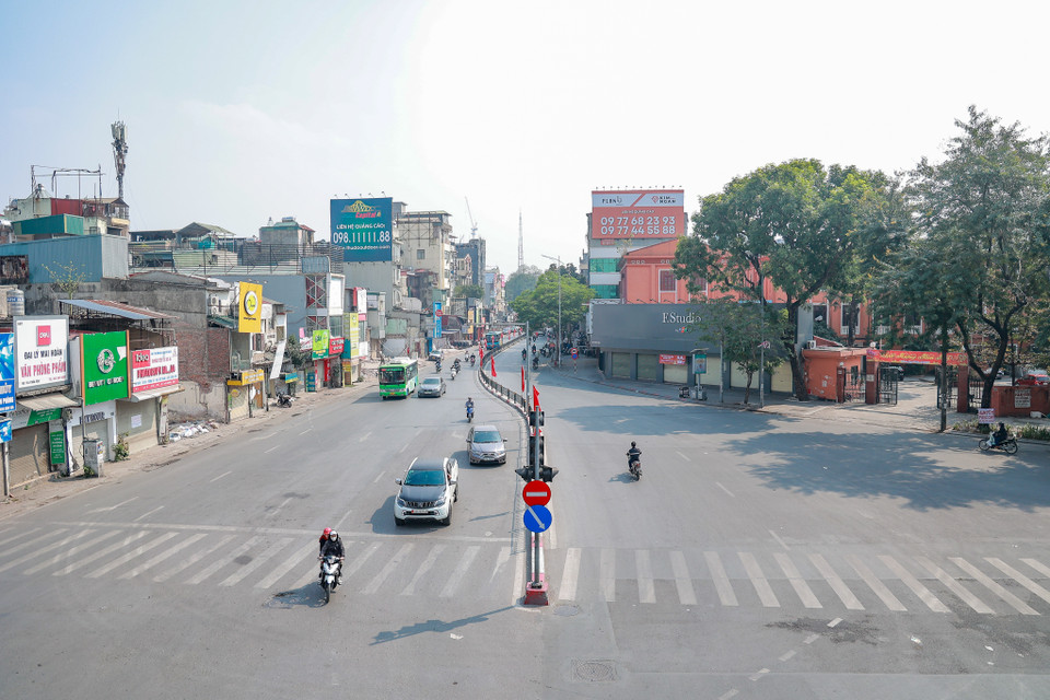 Ngã tư Thái Hà-Tây Sơn-Chùa Bộc (quận Đống Đa) thưa thớt phương tiện đi lại, khác hình ảnh đông đúc vốn có. (Ảnh: Minh Hiếu/Vietnam+)