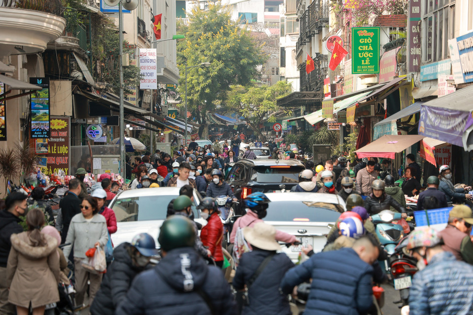 Riêng khu vực chợ Hàng Bè thì vô cùng đông đúc, tấp nập kẻ mua người bán ngày 30 Tết. (Ảnh: Minh Hiếu/Vietnam+)