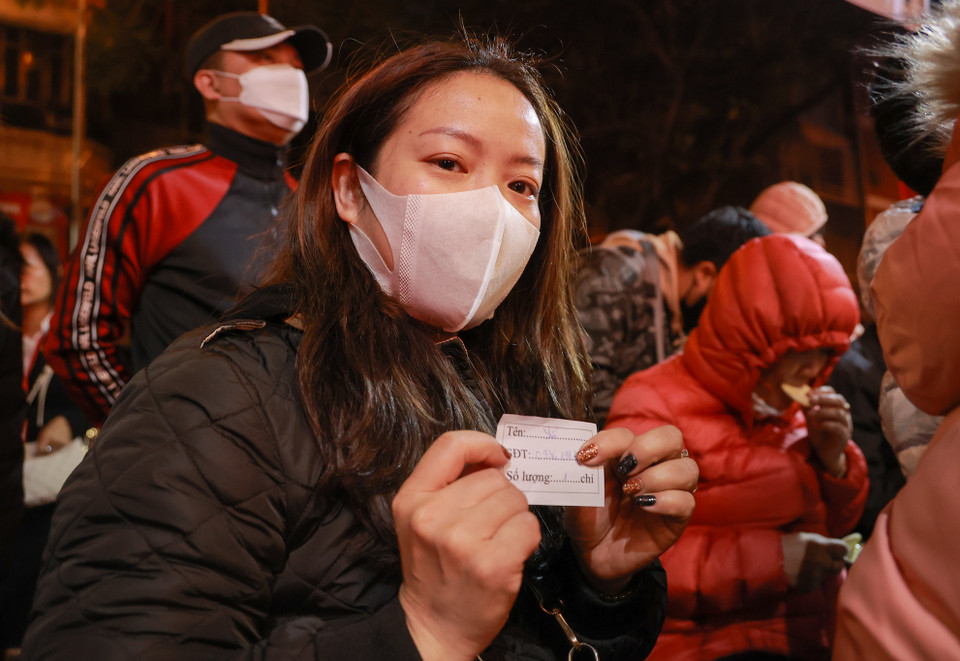 Chị Vũ Hải Yến (quận Đống Đa, Hà Nội) cho biết mình phải dậy lúc 5 giờ sáng để mua vàng nhưng đến nơi đã có nhiều người xếp hàng từ trước đó. Chị Yến đã duy trì thói quen mua vàng vào ngày vía Thần tài khoảng 3 năm nay. Theo chia sẻ của chị Yến, chị chỉ mua 1 chỉ vào ngày này để lấy may chứ không có ý định mua nhiều. (Ảnh: Minh Hiếu/Vietnam+)