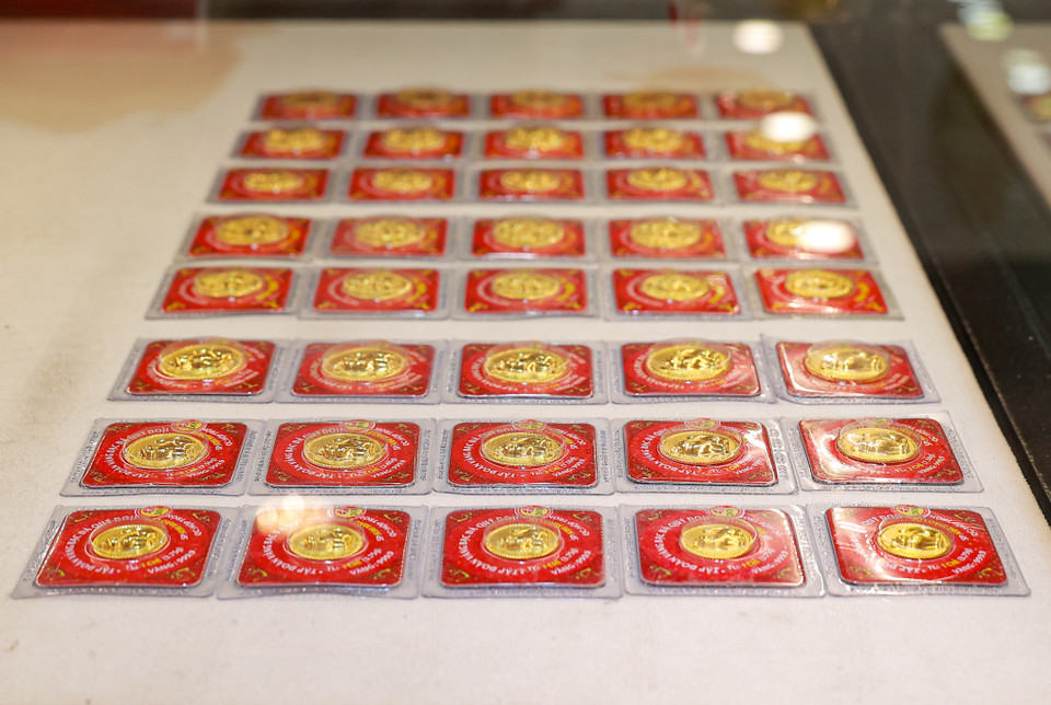 Phiên bản vàng ép vỉ 999.9 độc đáo Kim Mão Chiêu Tài, Kim Mão Phát Lộc mang hình tượng linh vật Mèo Vàng của năm 2023. (Ảnh: Minh Hiếu/Vietnam+)