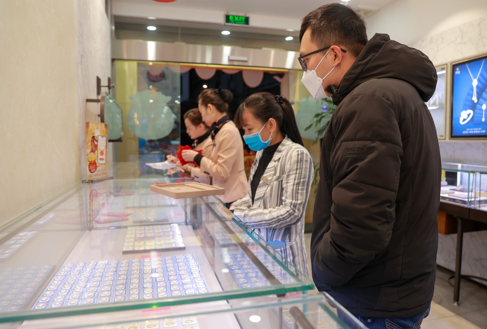 Năm nay, các đơn vị kinh doanh trang sức, vàng bạc cho ra nhiều sản phẩm với mẫu mã đa dạng, bắt mắt để phục vụ người dân. (Ảnh: Minh Hiếu/Vietnam+)