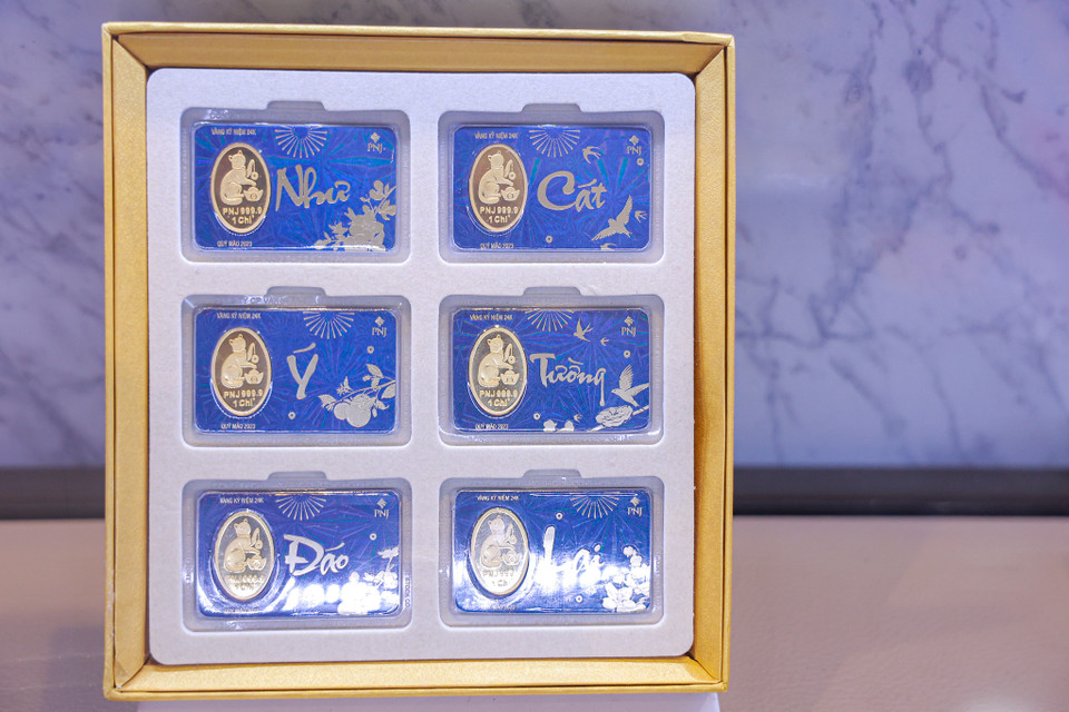 Bộ sản phẩm vàng độc đáo với các dòng chữ mang đến tài lộc. (Ảnh: Minh Hiếu/Vietnam+)