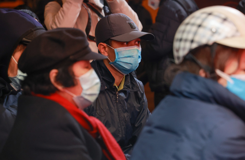 Người dân vẫn duy trì đeo khẩu trang để phòng ngừa COVID-19. (Ảnh: Minh Hiếu/Vietnam+)