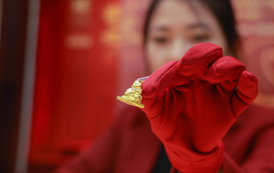 Các doanh nghiệp kinh doanh chế tác các sản phẩm vàng với thiết kế linh vật con Mèo của năm 2023 để thu hút người tiêu dùng. (Ảnh: Minh Hiếu/Vietnam+)