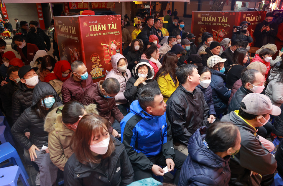 Đến thời điểm 6 giờ 30 sáng, lượng khách xếp hàng ngày càng đông hơn. (Ảnh: Minh Hiếu/Vietnam+)