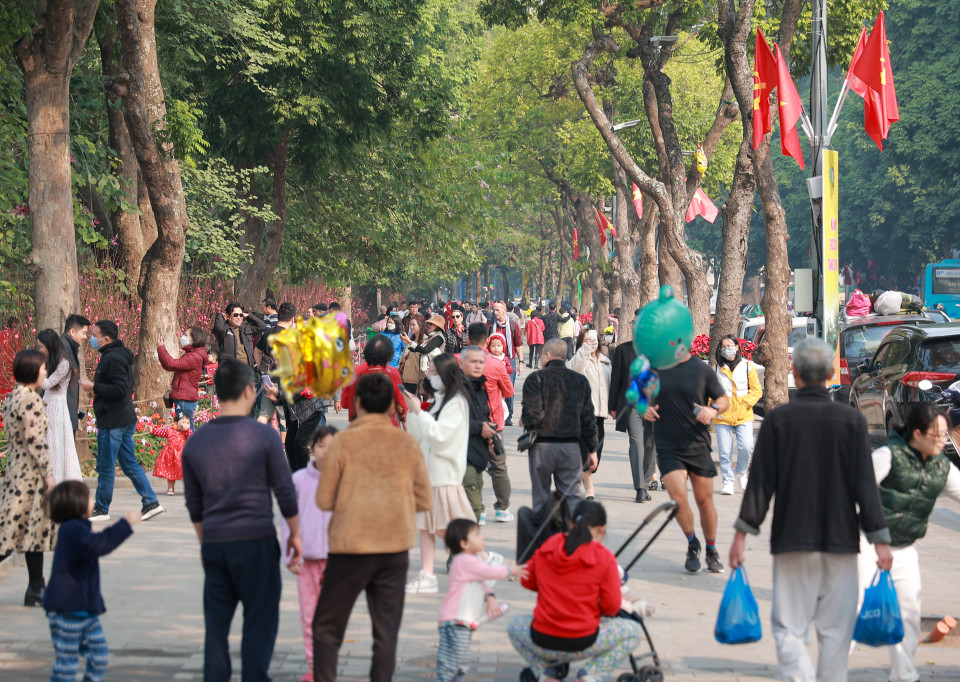 Trái ngược với các tuyến phố lớn, người dân đổ xô về khu vực xung quanh Hồ Hoàn Kiếm để vui chơi trong ngày cuối năm.(Ảnh: Minh Hiếu/Vietnam+)