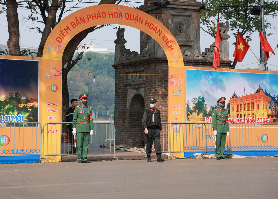 Lực lượng quân chức năng đang canh gác, đảm bảo an toàn xung quanh điểm bắn pháo hoa giao thừa khu vực Hồ Hoàn Kiếm (quận Hoàn Kiếm) sẽ diễn ra vào đêm nay. (Ảnh: Minh Hiếu/Vietnam+)