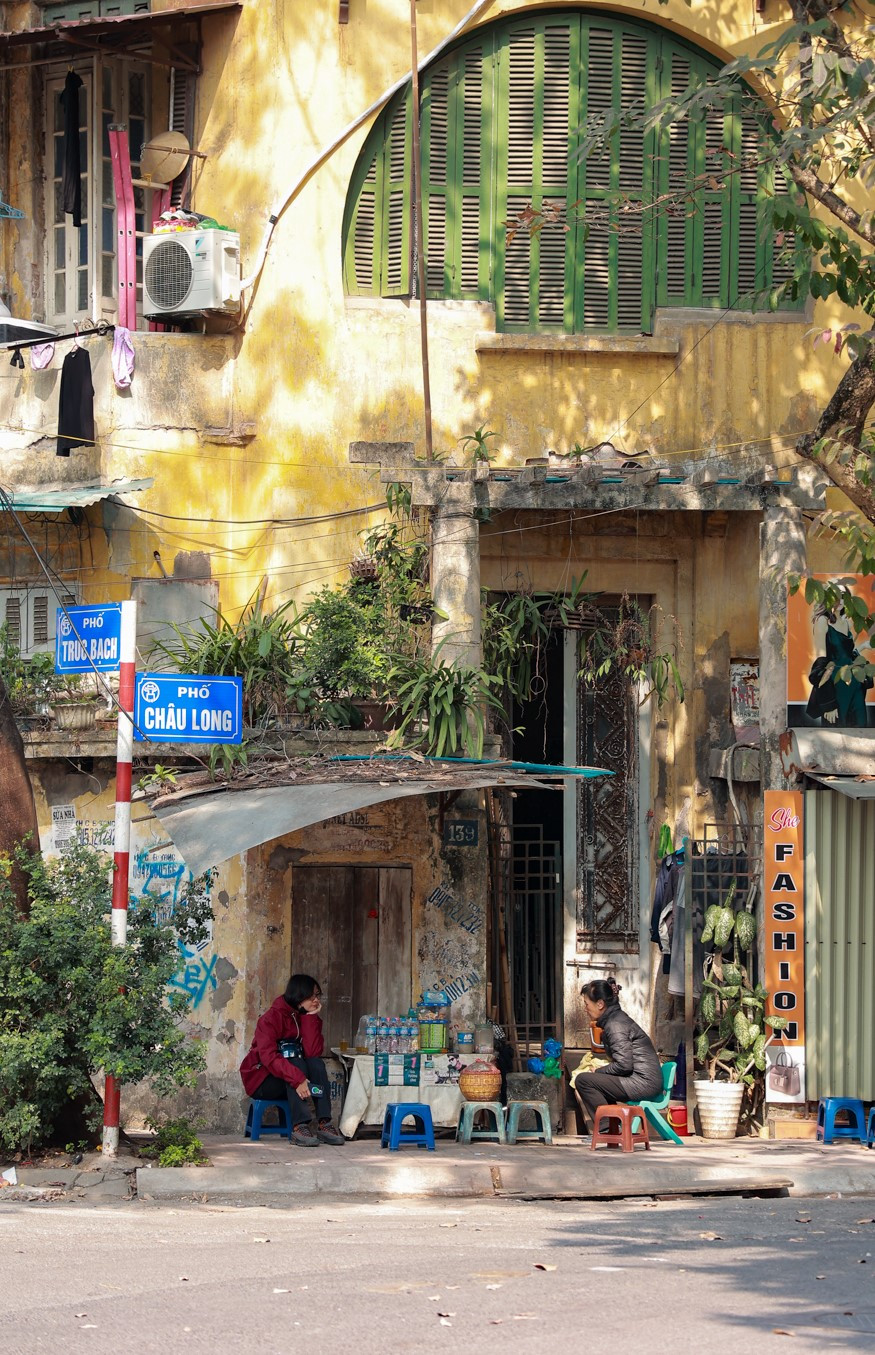 Một số người tìm đến góc quen trên con phố vắng để 'sống chậm lại,' ngẫm lại chuyện cũ trong năm đã qua... (Ảnh:Minh Hiếu/Vietnam+)